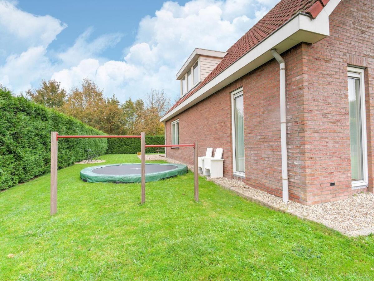 Captivating Holiday Home In Zeewolde Near Forest 외부 사진
