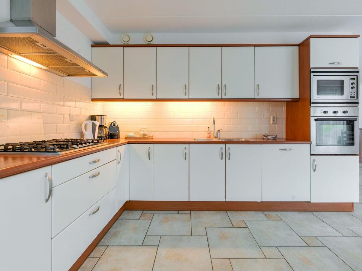 Captivating Holiday Home In Zeewolde Near Forest 외부 사진