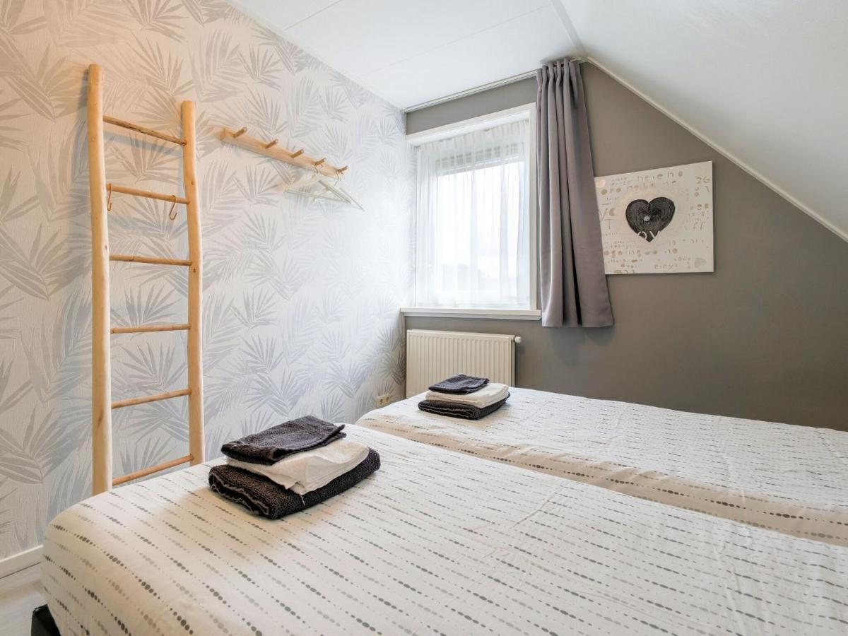 Captivating Holiday Home In Zeewolde Near Forest 외부 사진